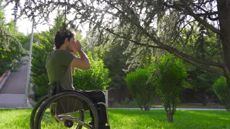 Behinderter-Jugendlicher-Sitzt-Im-Rollstuhl-Und-Betet.